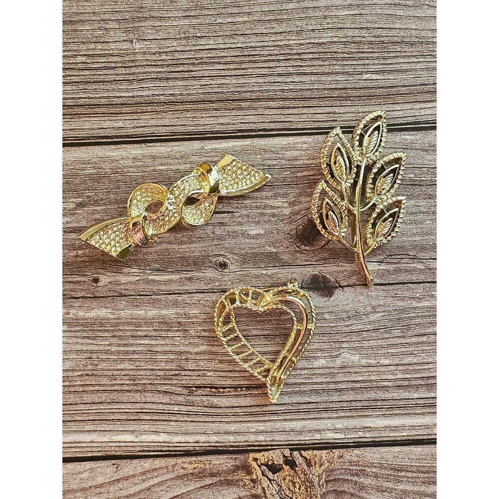 Signed "GERRY" Gold-Tone Leaf, Ribbon & Heart Brooch Lot Vintage Gerry's Costume